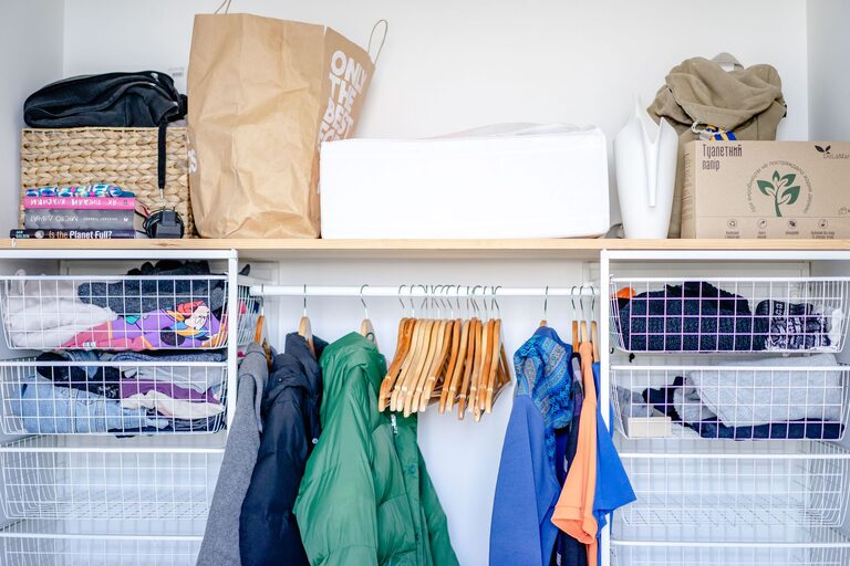 How to Store Seasonal Clothes Efficiently: Tips for Smart Storage